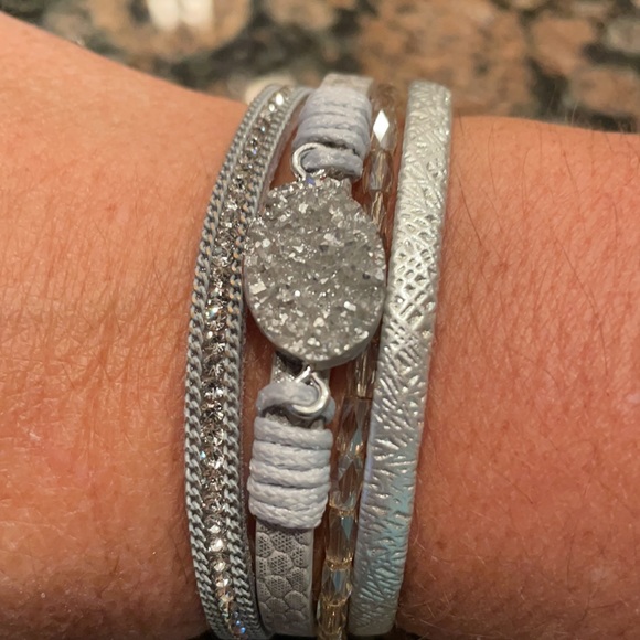 Fesciory Leopard 4 strand silver tone bracelet w/rhinestones. Magnetic closure. - Picture 6 of 7